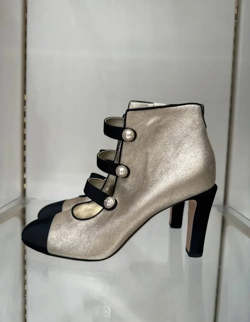 NWOB Chanel 2018 Gold Toe Pearl Button Leather Ankle Boots Sz.40